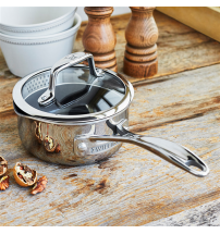 Stainless steel saucepan with lid