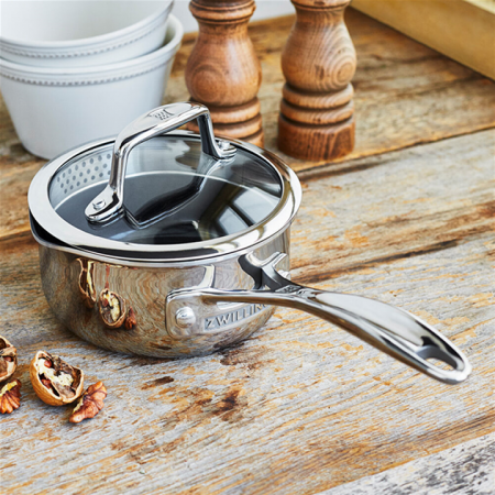 Stainless steel saucepan with lid